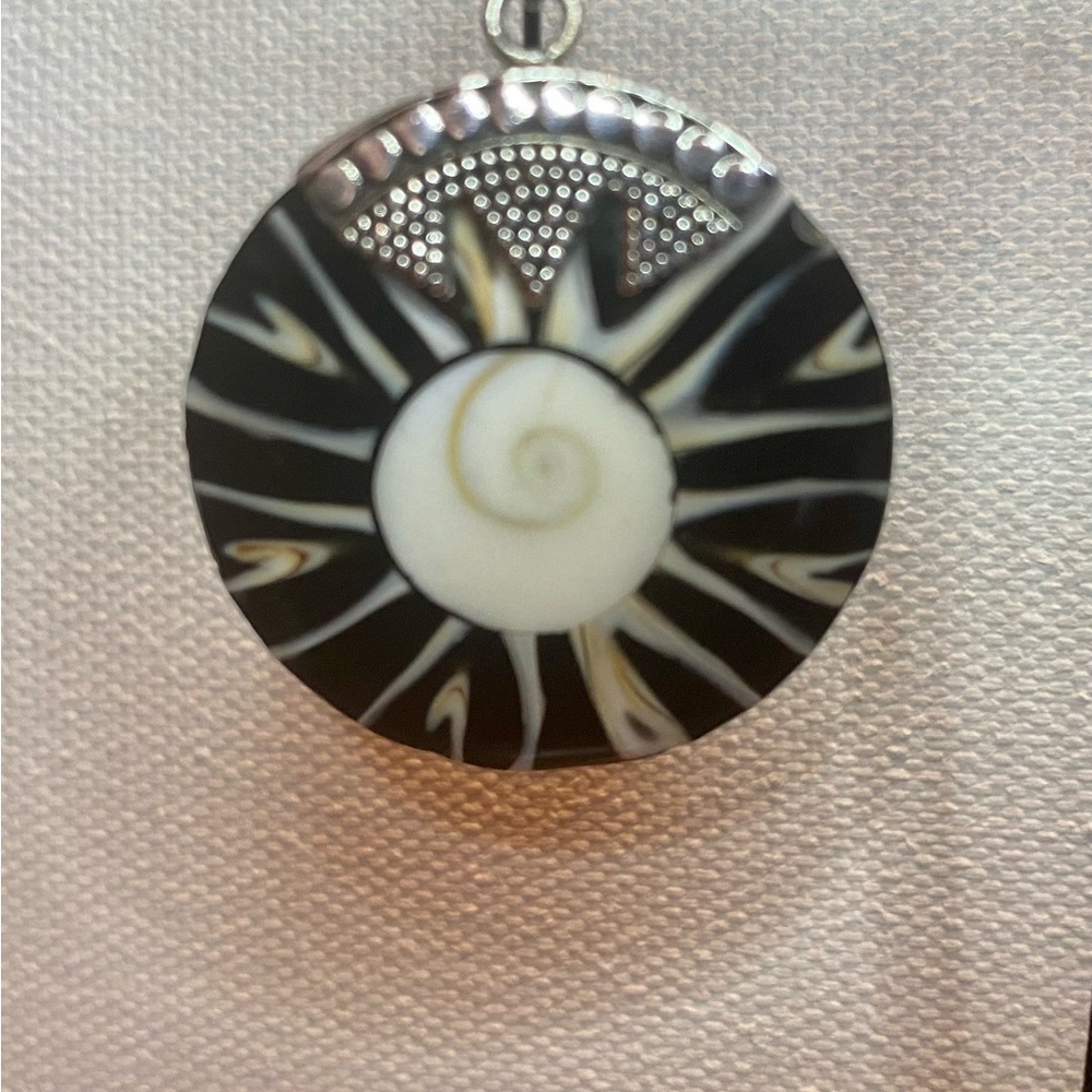 Silver Shell earrings - Picture 2 of 7